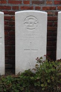 Le Cateau Military Cemetery - Holbeck, T