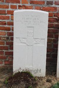 Le Cateau Military Cemetery - Holden, H