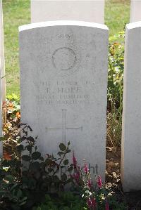 Le Cateau Military Cemetery - Hope, R