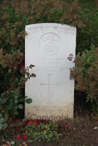 Le Cateau Military Cemetery - Howe, W A