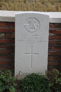 Le Cateau Military Cemetery - Layton, P H