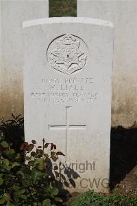 Le Cateau Military Cemetery - Liall, H