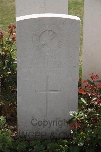 Le Cateau Military Cemetery - Lister, G H