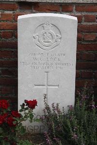 Le Cateau Military Cemetery - Lock, W G