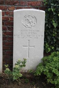 Le Cateau Military Cemetery - Lunn, Ernest James