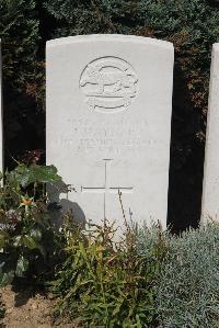 Le Cateau Military Cemetery - Maynard, J