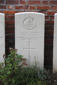 Le Cateau Military Cemetery - Mould, T E