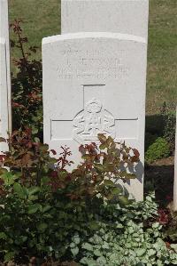 Le Cateau Military Cemetery - Newsome, J
