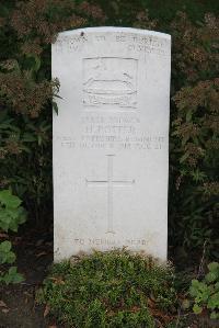 Le Cateau Military Cemetery - Potter, H