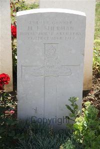 Le Cateau Military Cemetery - Sherman, H F
