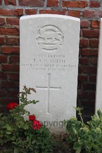 Le Cateau Military Cemetery - Smith, T A P