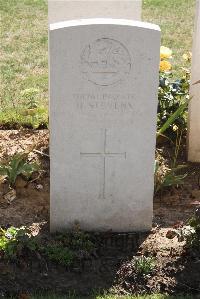 Le Cateau Military Cemetery - Stevens, H
