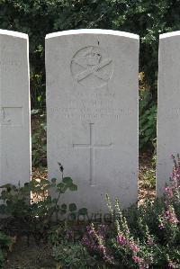 Le Cateau Military Cemetery - Wallis, H