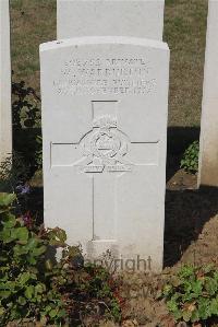 Le Cateau Military Cemetery - Warburton, W