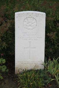 Le Cateau Military Cemetery - Wright, B