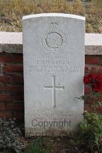 Le Cateau Military Cemetery - Wright, Robert John Despard