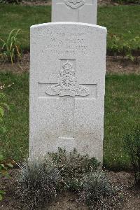 Hanover War Cemetery - Perry, Walter Stanley