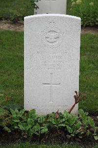Hanover War Cemetery - Willis, Raymond