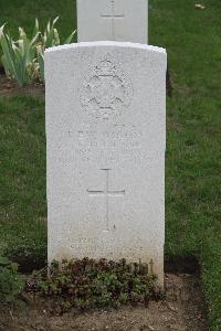 Hanover War Cemetery - Wolton, Kenneth Ernest William