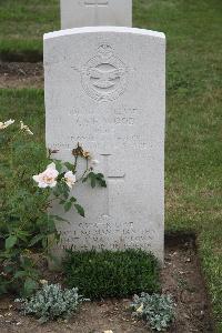 Hanover War Cemetery - Wood, Clifford Sinclair Farquhar
