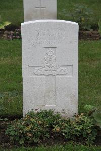 Hanover War Cemetery - Yates, Kenneth Edward