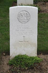 Hanover War Cemetery - Young, Andrew Thompson