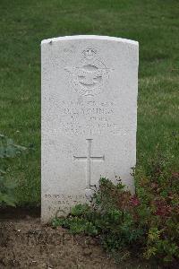 Hanover War Cemetery - Youngs, Desmond Claude