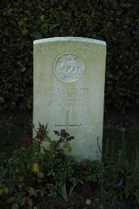 Caterpillar Valley Cemetery Longueval - Peto, B H