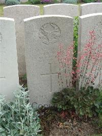 Bethune Town Cemetery - Henderson, J