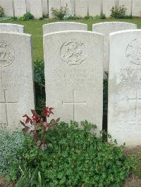 Bethune Town Cemetery - Hickmore, P