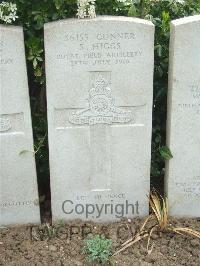 Bethune Town Cemetery - Higgs, S