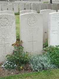 Bethune Town Cemetery - Hogarth, R
