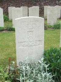 Bethune Town Cemetery - Holden, Peter