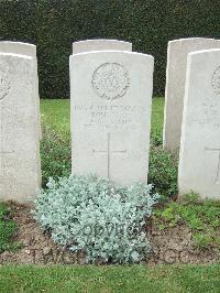 Bethune Town Cemetery - Holt, Thomas