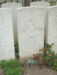 Bethune Town Cemetery - Holton, A