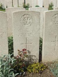 Bethune Town Cemetery - Holton, E