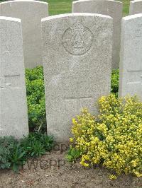 Bethune Town Cemetery - Hood, T