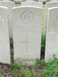Bethune Town Cemetery - Hoyle, J T