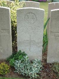 Bethune Town Cemetery - Hutchinson, H J