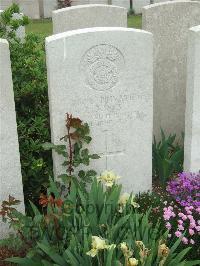 Bethune Town Cemetery - Jones, L