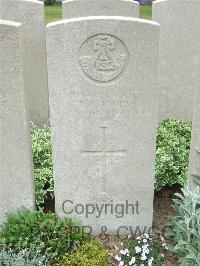 Bethune Town Cemetery - Jones, T S