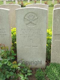 Bethune Town Cemetery - Knight, L V