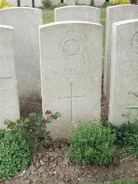 Bethune Town Cemetery - Lee, F