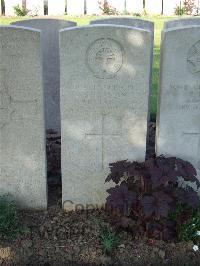 Bethune Town Cemetery - Letman, V