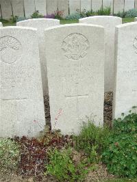 Bethune Town Cemetery - Lindsay, R