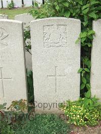 Bethune Town Cemetery - Lomas, Walter
