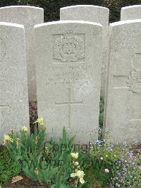 Bethune Town Cemetery - Lomax, George