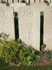Bethune Town Cemetery - Luck, H