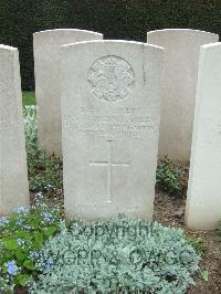 Bethune Town Cemetery - MacKay, Ian Norman