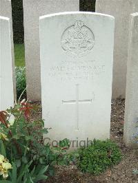 Bethune Town Cemetery - Message, Walter